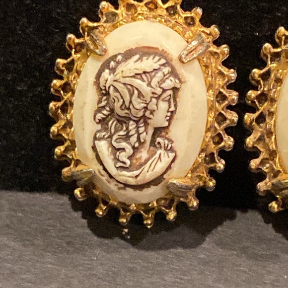 FlorenzA Gold Tone Cameo Earrings with Clip Backs. - Picture 3 of 5